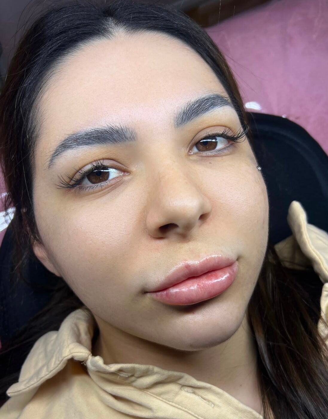 Cliente com sobrancelha finalizada